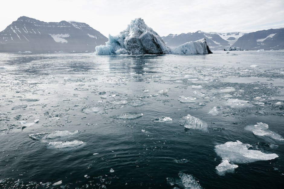  Warum schwimmt Eis auf Wasser? Wissenswertes über die Physik des Eisschwimmens